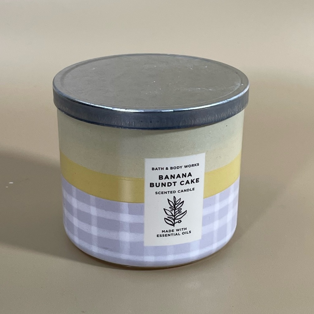 NWT Bath & Body Works Banana Bundt Cake 3- Wick Candle